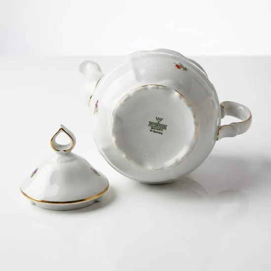 קומקום מפורצלן