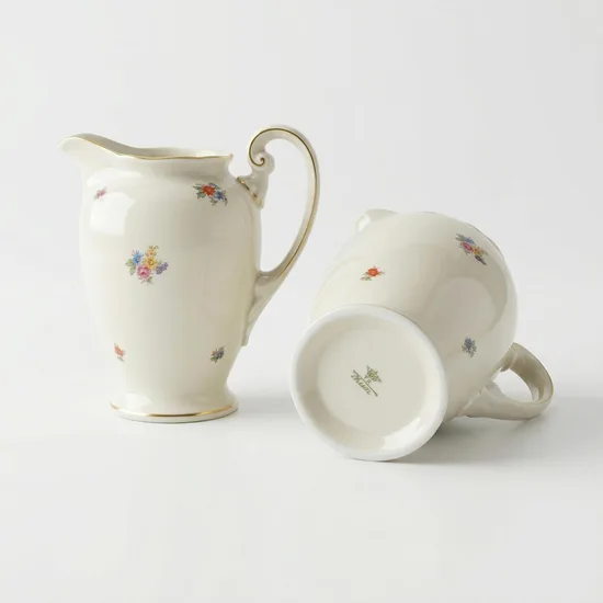 קומקום קטן -חלבון מפורצלן בצבע שמנת חלק מסרוויס דין