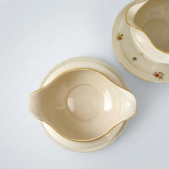 כלי לרוטב מפורצלן בצבע שמנת חלק מסרוויס דין