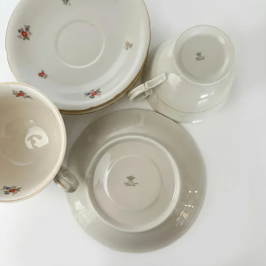 ספל וצלחת מפורצלן בצבע שמנת חלק מסרוויס דין