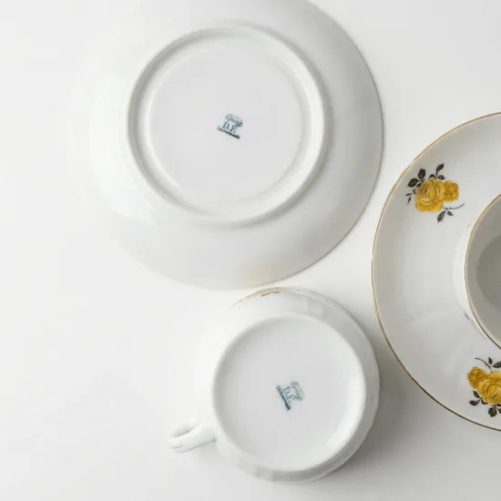 ספל וצלחת מפורצלן  חלק מסרוויס שושנה צהובה