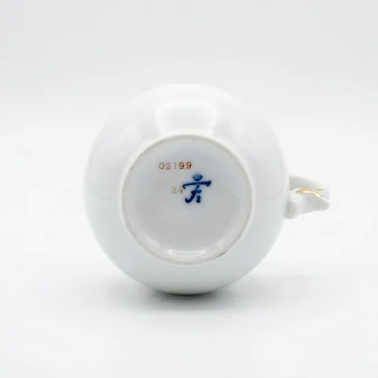 כד חלב קטן מפורצלן חלק מסרוויס חן