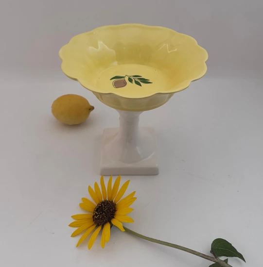 קערה עמוקה על רגל בצבע צהוב ורגל לבנה מקרמיקה - עבודת יד