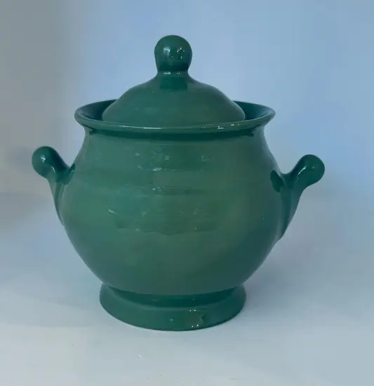 צנצנת קרמיקה עם מכסה בעבודת יד ונפח של 600 מ"ל , בצבע ירוק