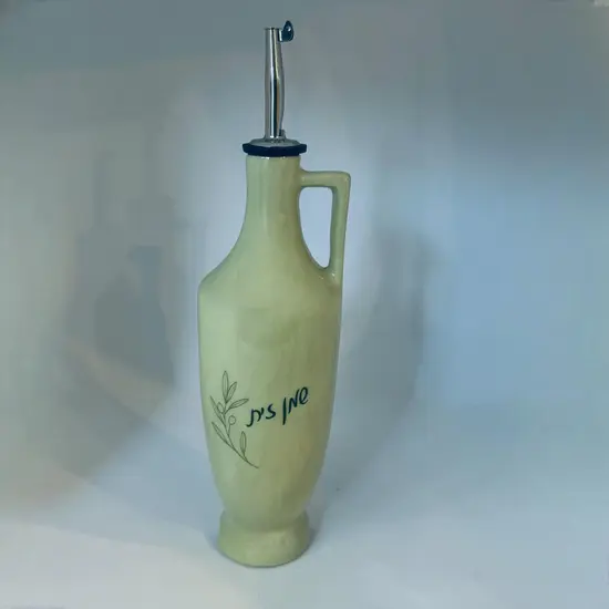 בקבוק קרמיקה בעבודת יד ונפח של 450 מ"ל , בצבע ירוק כיתוב - שמן זית