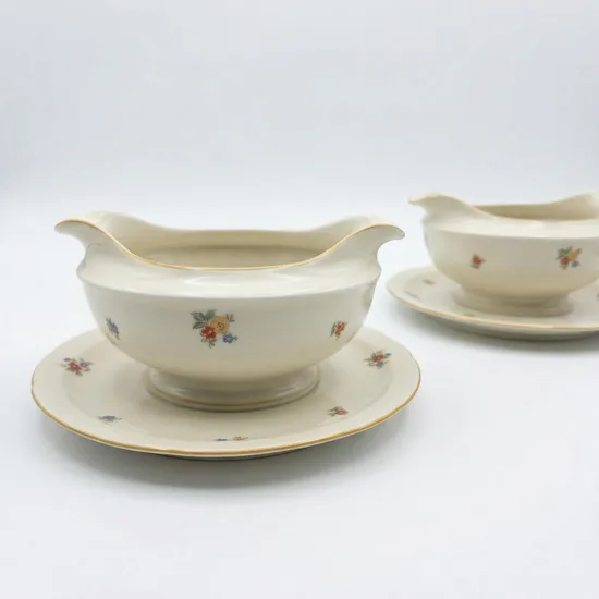 כלי לרוטב מפורצלן בצבע שמנת חלק מסרוויס דין